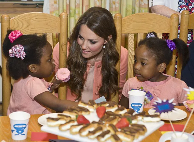 Bercengkerama dengan anak-anak. @dailymail