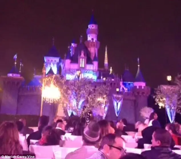 Mariah dan Nick membuat Disneyland tutup.