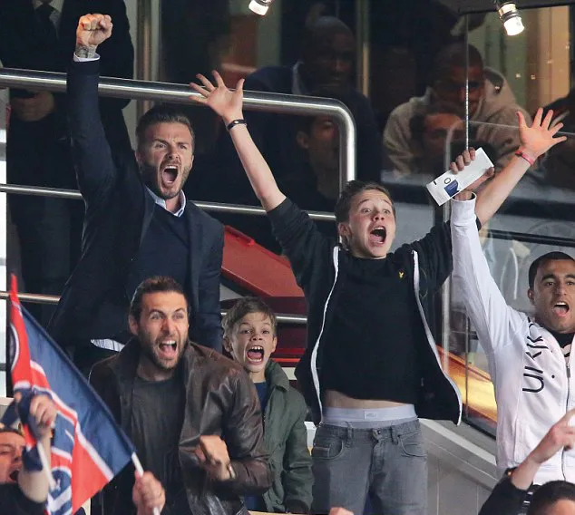Para pria keluarga Beckham kompak di stadion. @dym