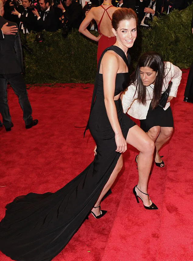 Gaun yang cukup bikin repot. @dailymail.co.uk