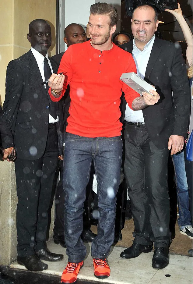David Beckham temui fans di Paris. @dailymail.co.uk