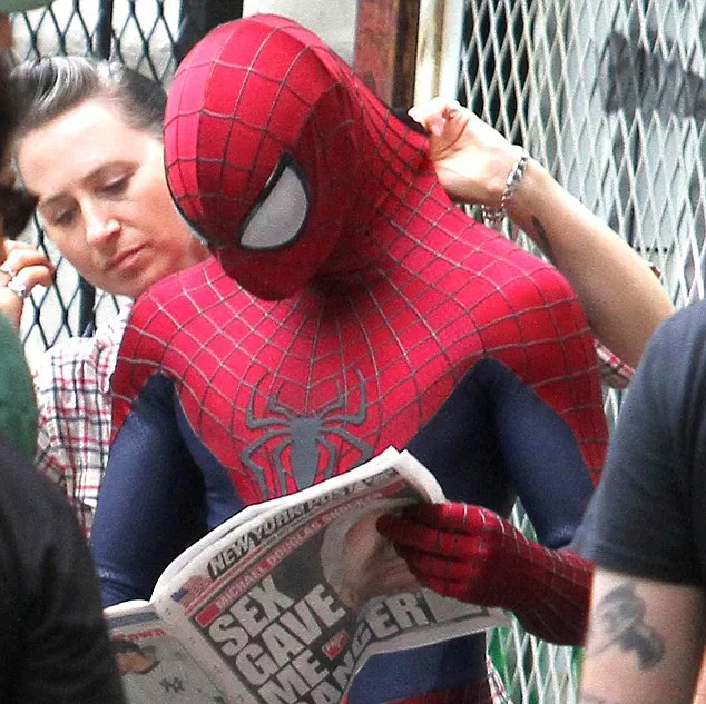 Spiderman baca koran. @dailymail.co.uk