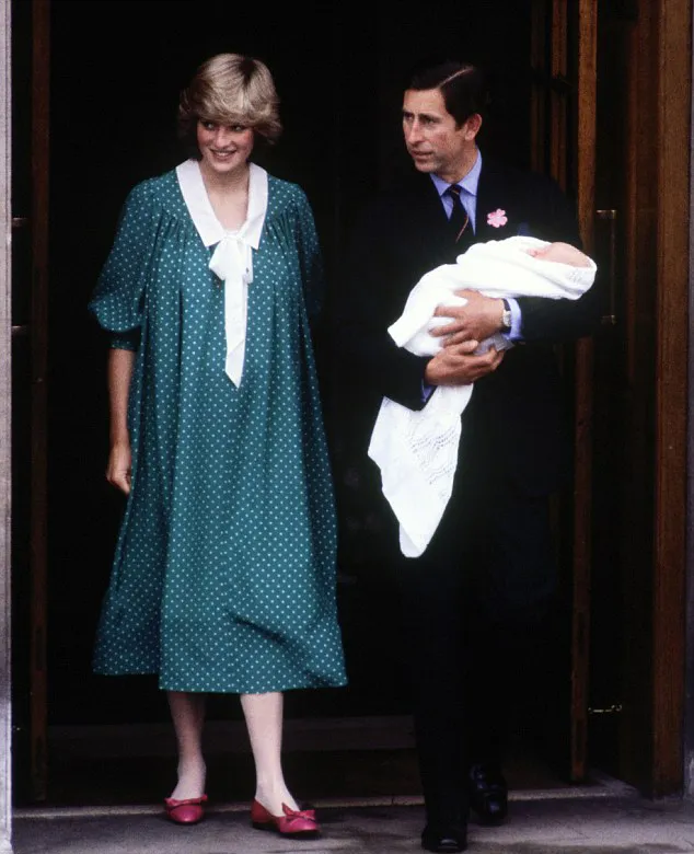 Pangeran Charles dan Putri Diana setelah melahirkan William. @dailymail.co.uk
