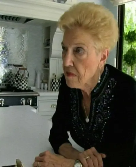 Esther Jenner akui bahwa anaknya akan jadi wanita © Eonline