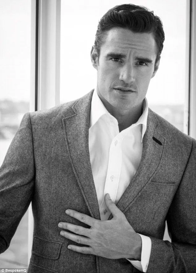 Seksinya Thom Evans dalam balutan suit ini / ® dailymail.co.uk