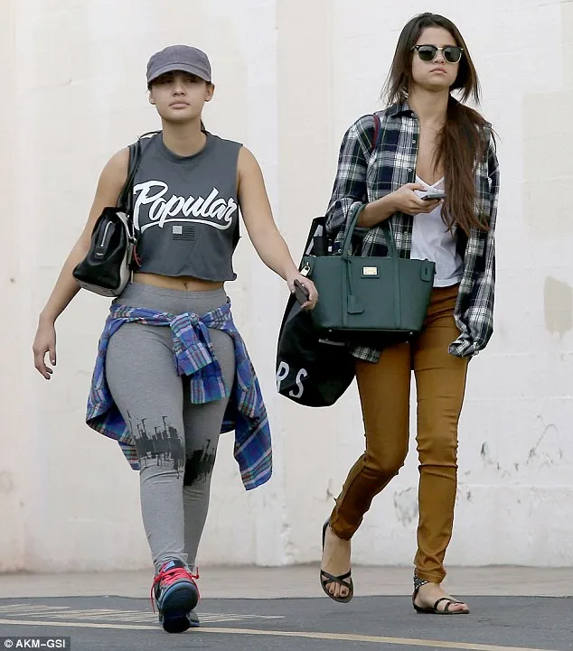 Selena Gomez berbelanja @dailymail.co.uk