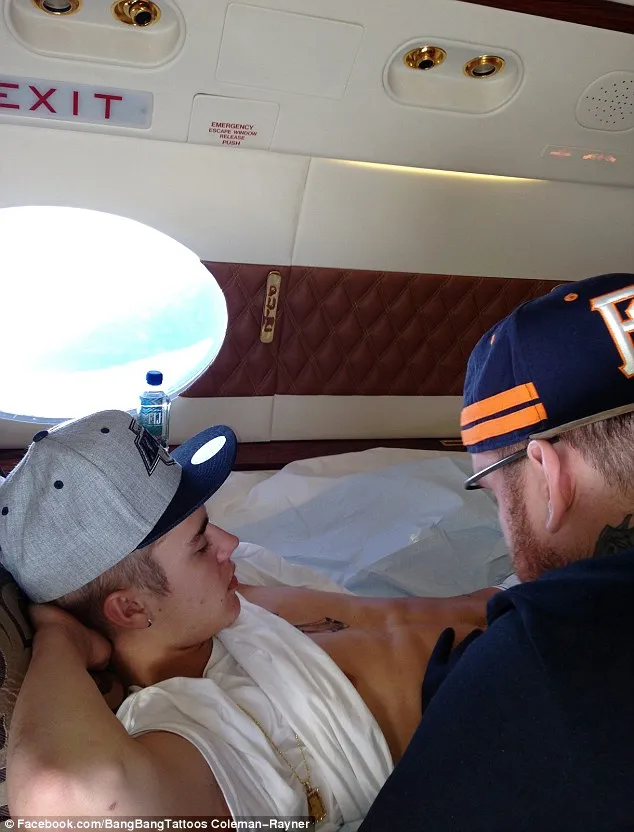 Bang Bang saat mengerjakan tato di perut Justin Bieber. ©Facebook/BangBangTattoos
