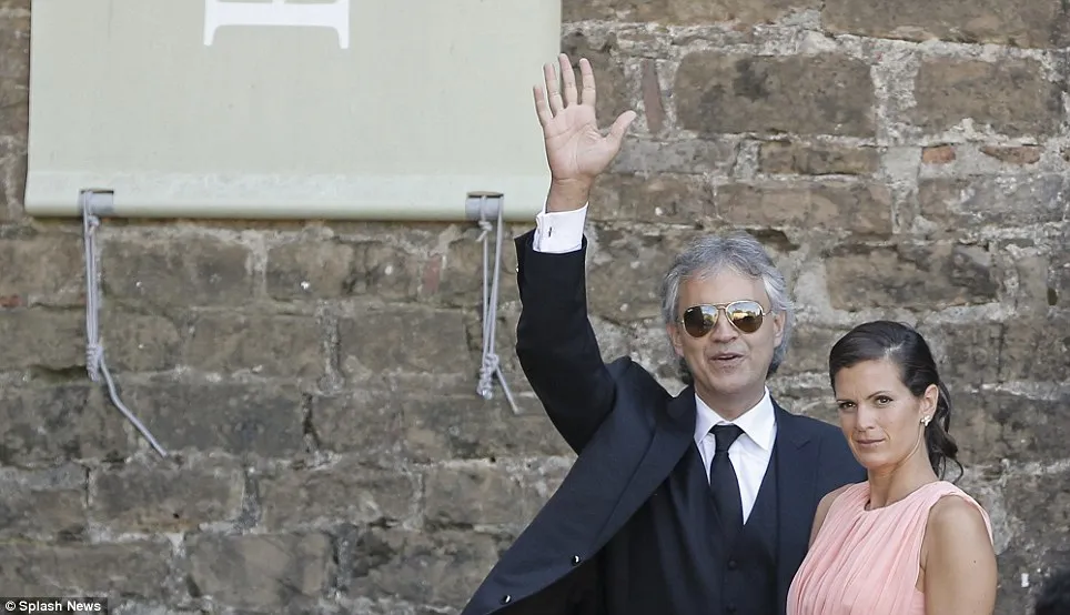 Andrea Bocelli bawakan sejumlah lagu romantis dalam pernikahan Kim dan Kanye. @splashnews