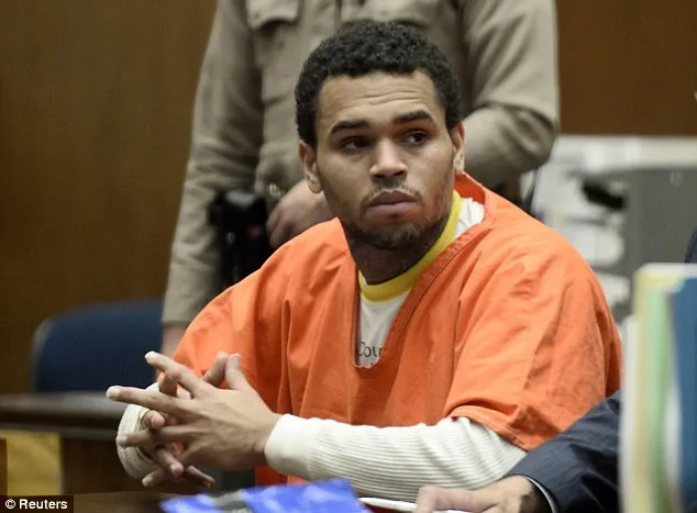 Chris Brown saat sedang menanti putusan sidang foto via Daily Mail