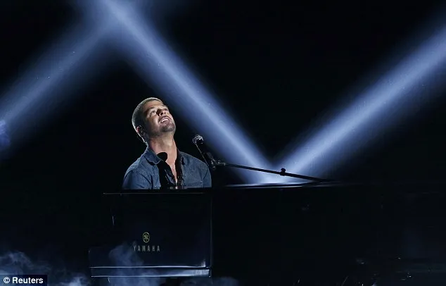 Robin Thicke tampak mendalami lagu Forever Love untuk Paula ©dailymail