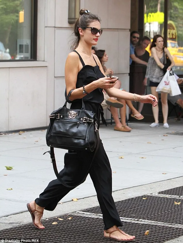 Alessandra Ambrosio saat sedang berjalan-jalan dengan style casualnya @dailymail.co.uk. Foto: @startraks Photo/REX