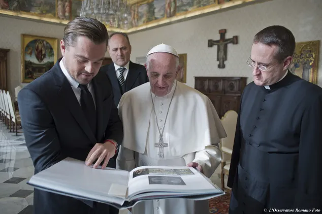 Leo sedang asyik berdiskusi dengan Bapa Suci/Daily Mail