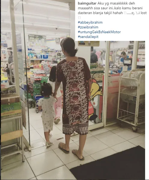 Artika Sari Devi pergi berbelanja memakai daster dan sandal jepit. © Instagram/baimguitar