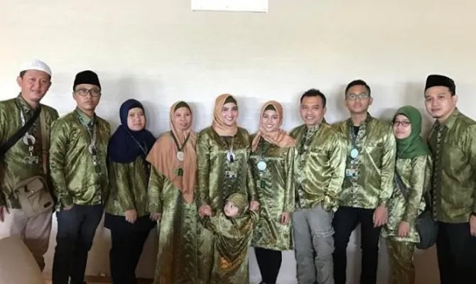 Saking pedulinya, Ashanty sampai mengajak asisten rumah tangga umrah bersama. © Instagram/ashanty_ash