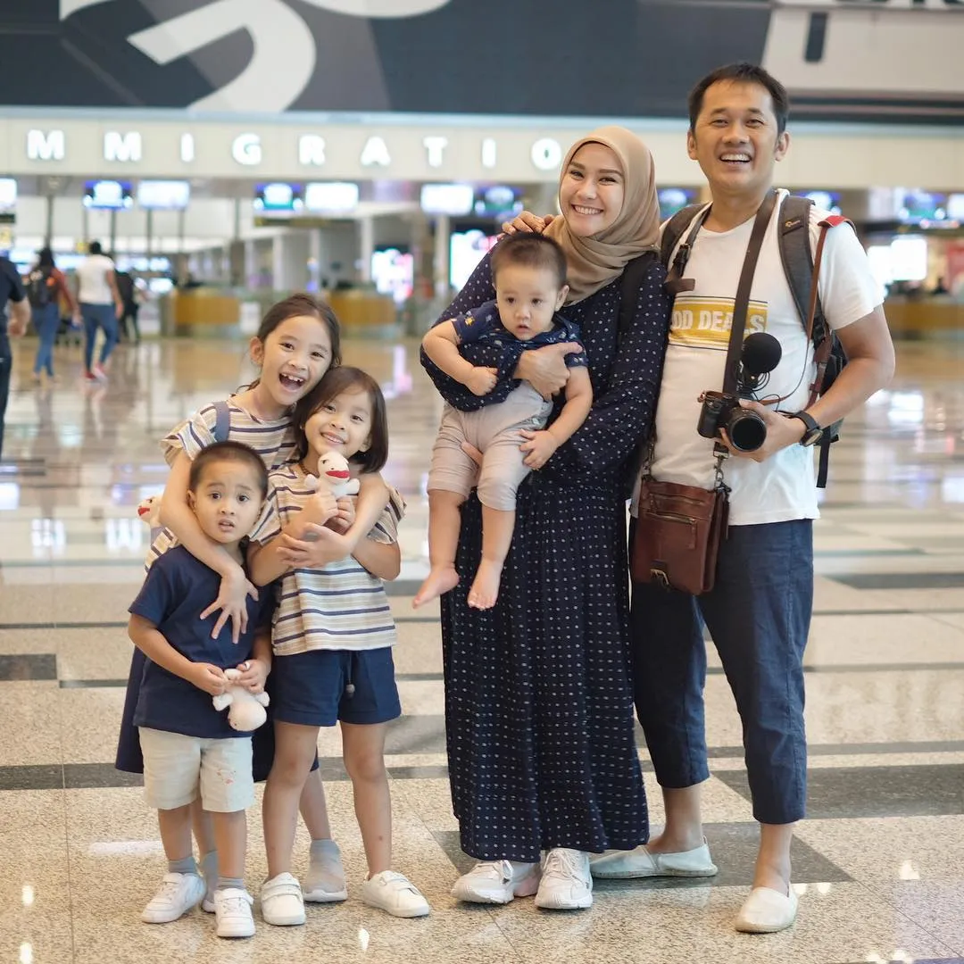 Zaskia Adya Mecca dan keluarganya credit: instagram.com/zaskiadyamecca