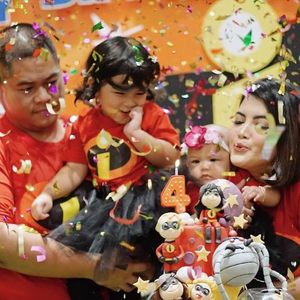 Tania Putri dan keluarganya credit: instagram.com/taniaputri1707