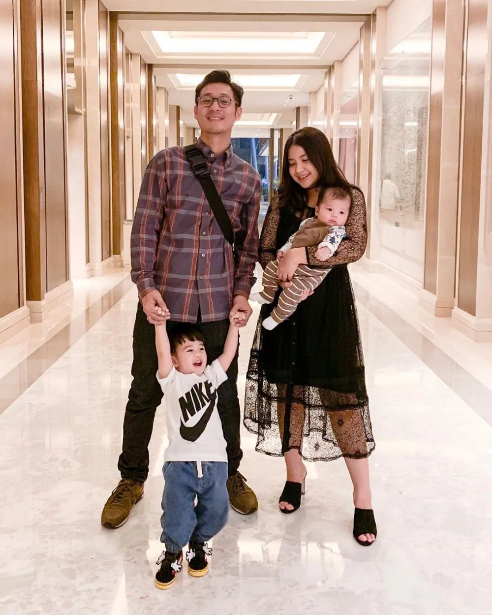Putri Titian dan keluarga credit: instagram.com/putrititian