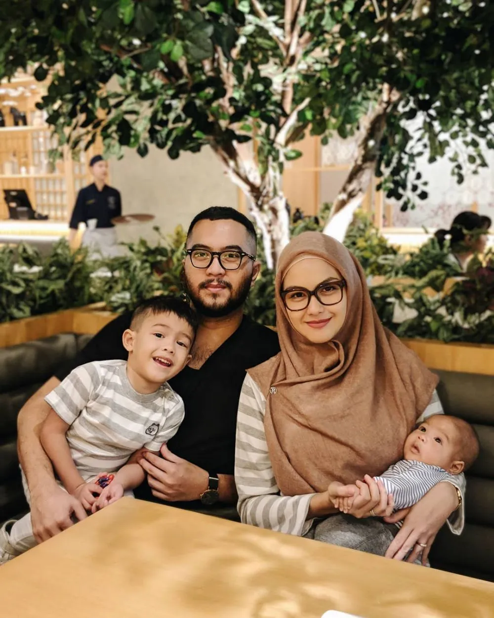 Revalina S. Temat dan keluarga credit: vatemat