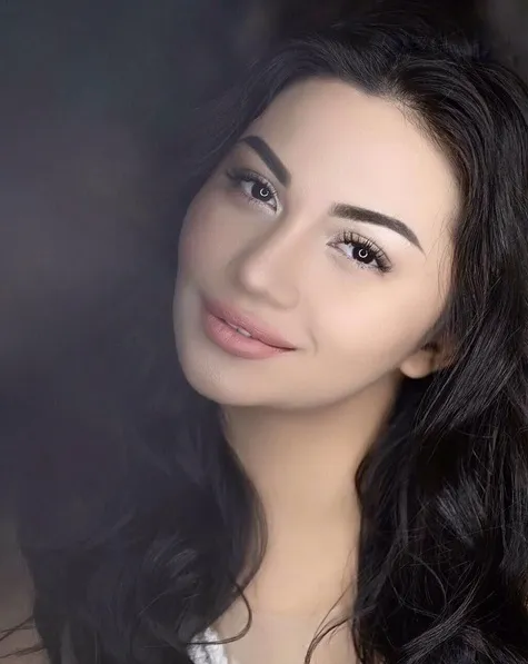 Pesona cantik Ariel Tatum dengan make-up flawless dan rambut panjang bergelombang. /©instagram.com/arieltatum