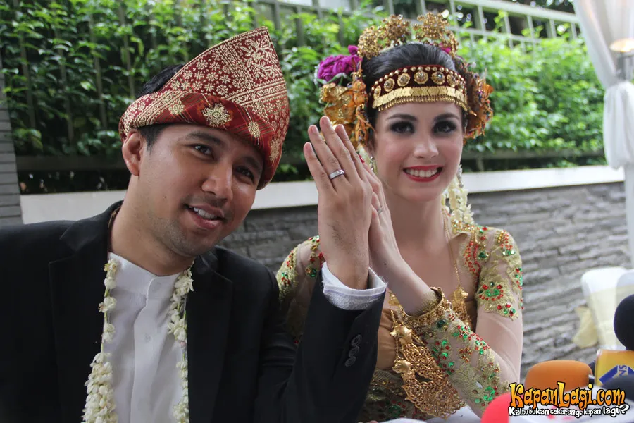 Emil Dardak - Arumi Bachsin saat bertunangan di bulan Maret