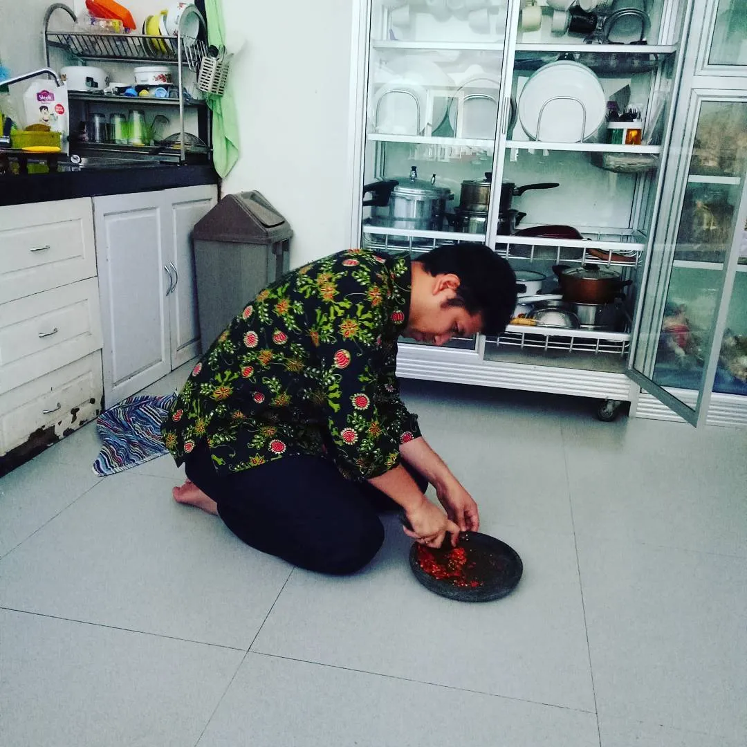 Emil ngulek sambal sendiri © Instagram/arumi_arumi_94