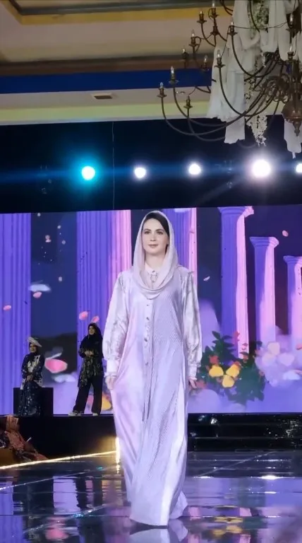 Arumi Bachsin Pakai Gamis Warna Pink