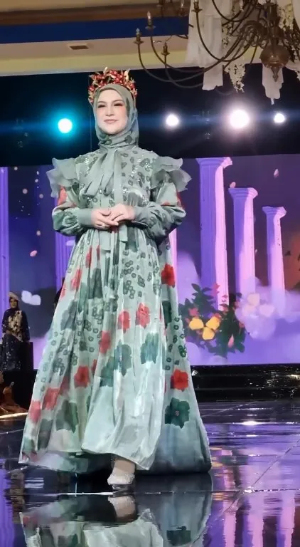 Irish Bella Pakai Gaun Hijau Motif Bunga