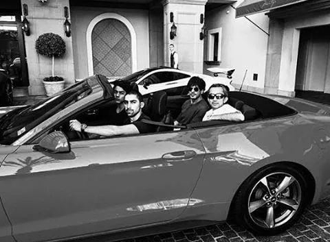 Aryan Khan jalan bareng Shahrukh pakai mobil ini ©instagram/___aryaan___