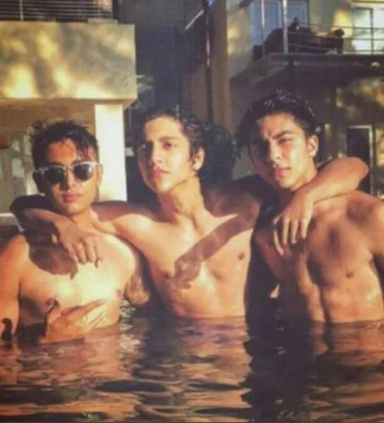 Aryan Khan tampil hot dengan perut sixpack © Pinkvilla.com