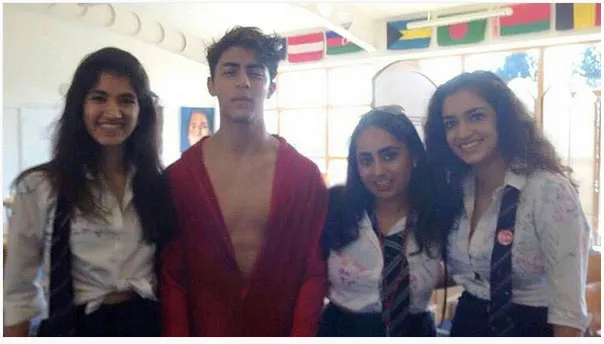Bareng teman sekelas, Aryan Khan tampil kece pamer perut sixpack © Instabollywood.com