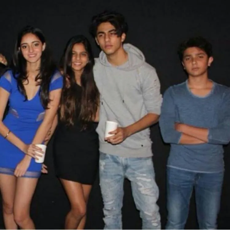 Begini pose kakak beradik, Aryan dan Suhana Khan saat tengah pesta bareng © Pinkvilla.com