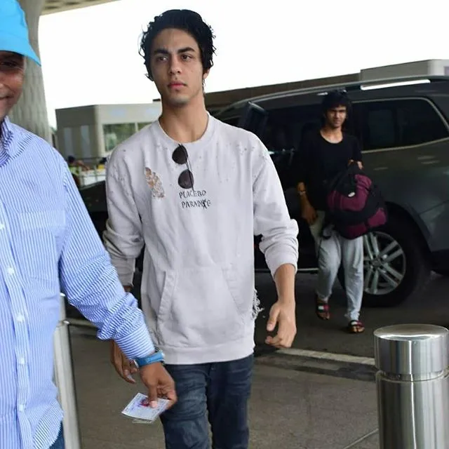 Aryan Khan ketika di bandara Mumbai ©bollywoodlife.com