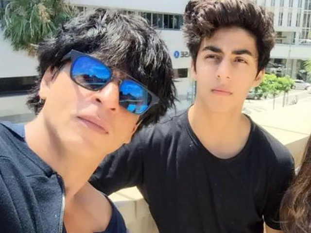 Kalau ini Shahrukh dan Aryan di tahun 2015. Hayo pilih siapa? © Bollywood Life