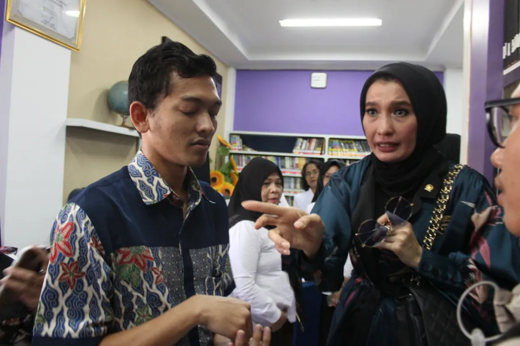 Arzeti prihatin dengan fasilitas yang kurang memadai untuk penyandang difabel / Credit: Merdeka - Darmadi Sasongko