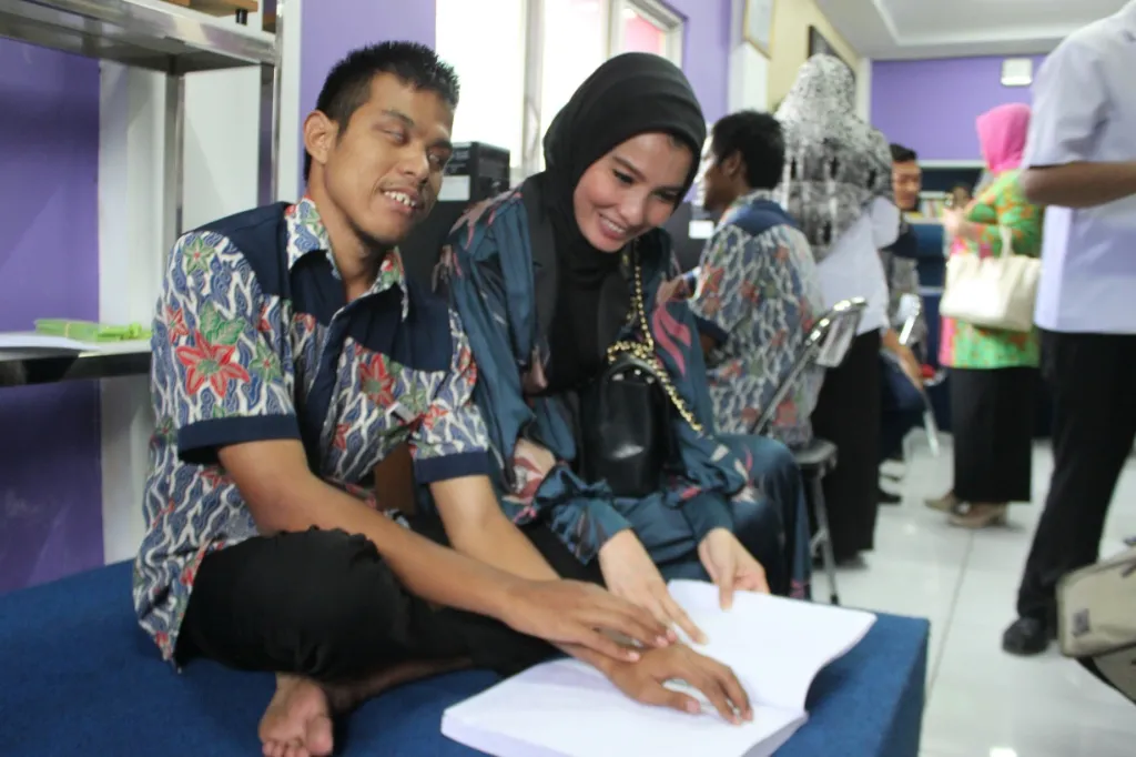 Arzeti sambangi penyandang tuna netra di Perpustakaan Kota Malang / Credit: Merdeka - Darmadi Sasongko