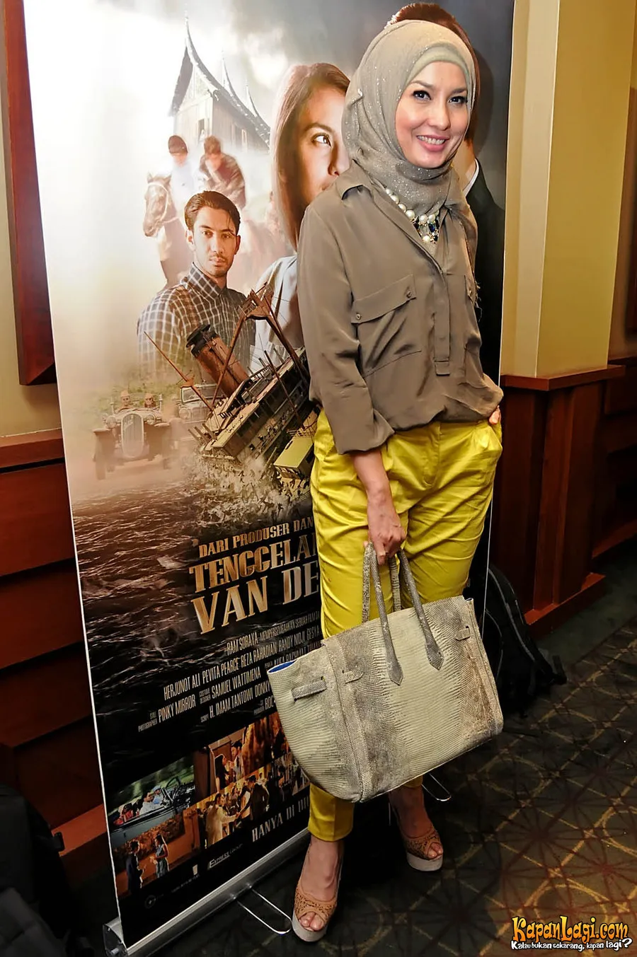 Arzetti Bilbina sempat digerebek di satu hotel, dan beralasan tengah dalam pertemuan untuk membahas dana. ©KapanLagi.com