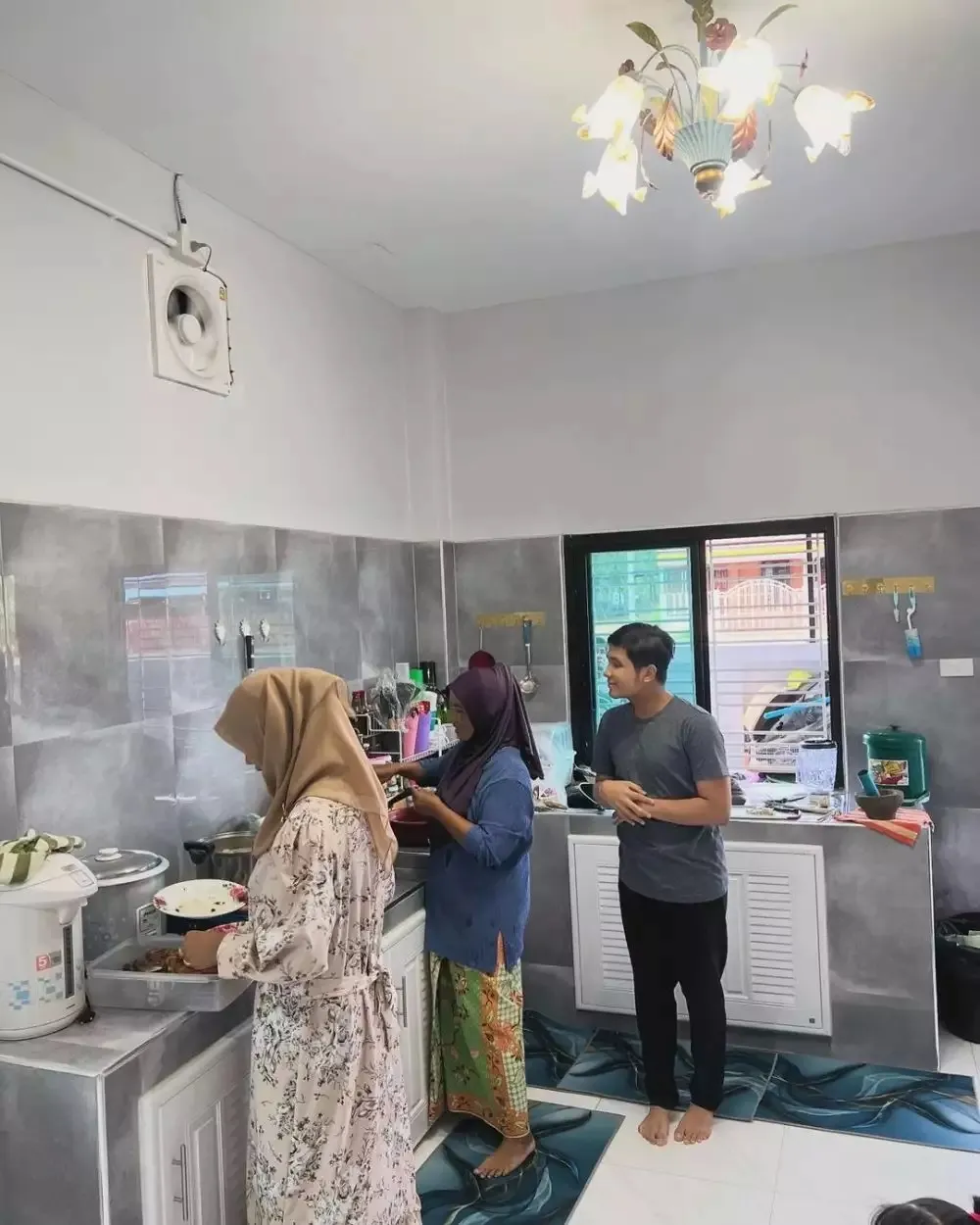 Potret dapur rumah Jirayut (Sumber: YouTube/Family Jirayut)