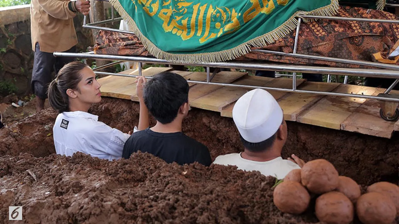 Pemakaman ayah Millendaru (credit: via Liputan6.com)