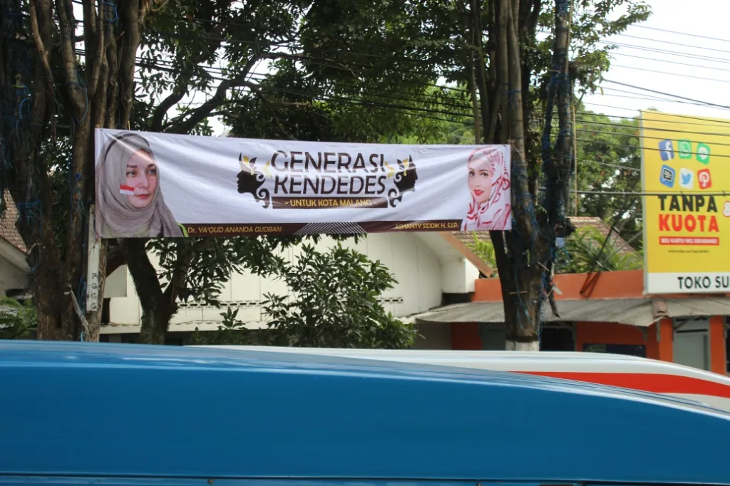 Spanduk Ashanty bersama Ketua DPD Hanura Kota Malang bertebaran. ©KapanLagi.com/Darmadi Sasongko