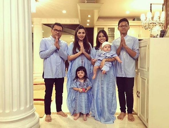 Keluarga Hermansyah nampak begitu harmonis dalam balutan busana muslim warna biru muda. /©instagram.com/ashanty_ash