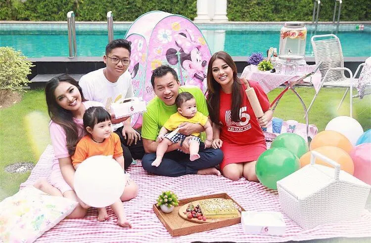 Pamer senyum lebar, ini potret keluarga besar Ashanty. Manis! Credit: via instagram.com/ashanty_ash