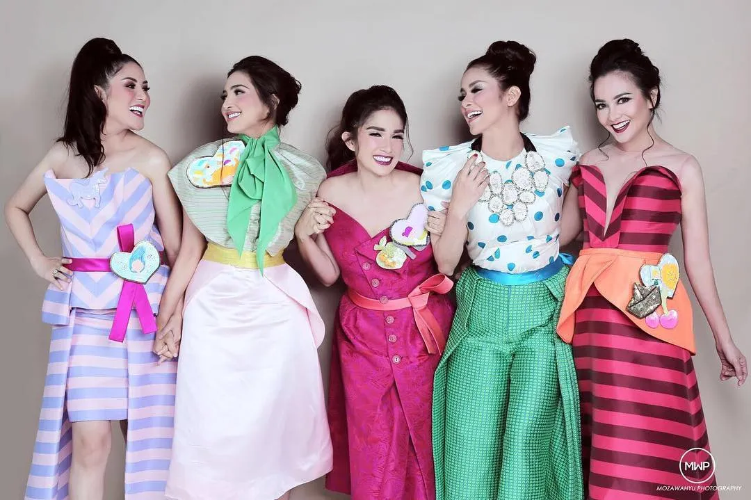 Ashanty juga sempat berpose dengan beberapa sahabat selebriti-nya. Credit: via instagram.com/ashanty_ash