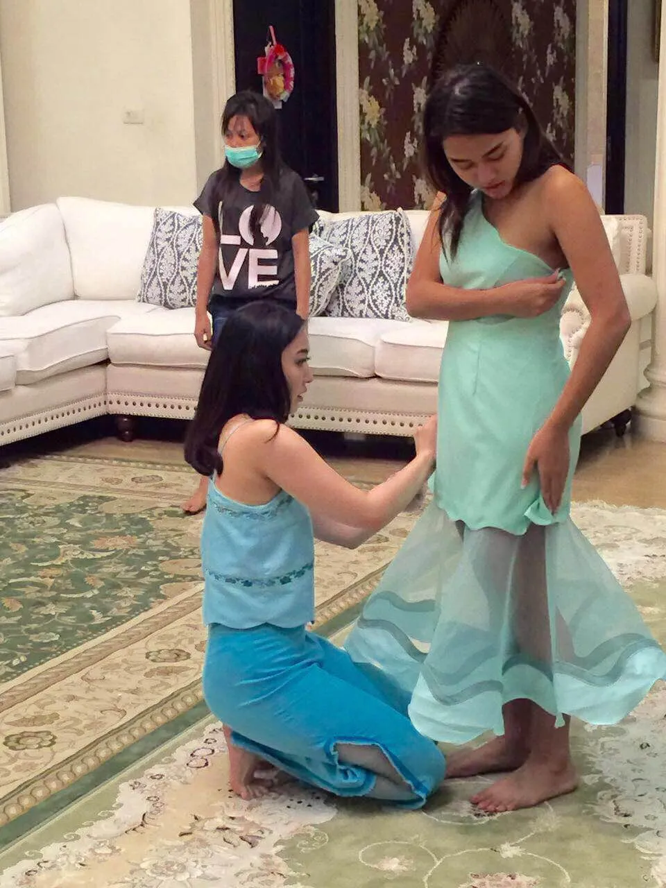 Aurel saat mencoba kostum khusus untuk pembuatan klip rancangan Dominique Nadine © KapanLagi.com/Mathias Purwanto