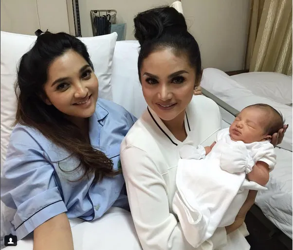 Krisdayanti jenguk Ashanty di rumah sakit © Instagram.com/krisdayantilemos