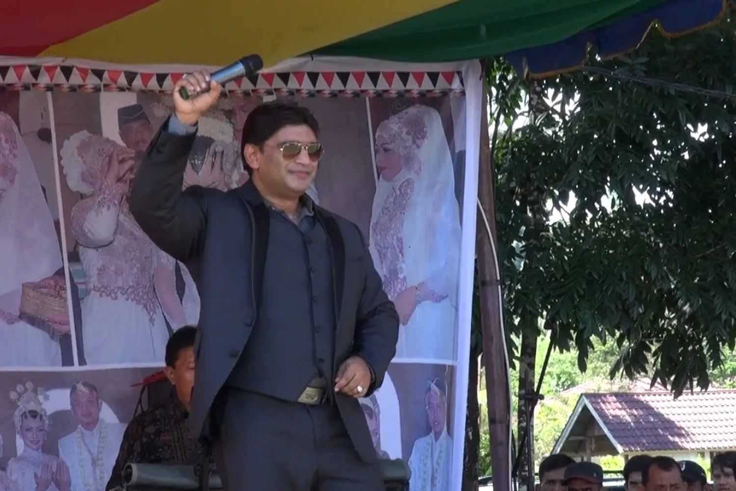 Bernyanyi di Simeulue, Ashraff Abu penuh semangat ©VJ Lolo