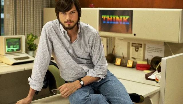Ashton Kutcher berpose mirip dengan sang mantan CEO Apple. Sumber: Mashable.com