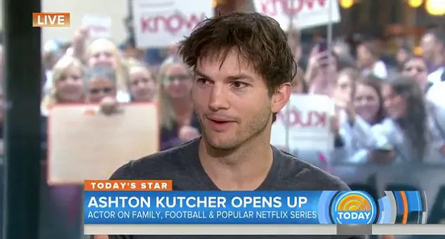 Ashton ungkap jenis kelamin bayinya © NBC