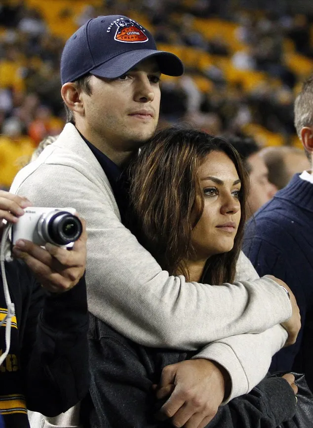 Ashton dan Mila @ dailymail.co.uk