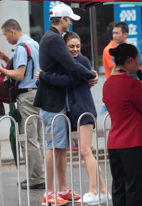 Ashton Kutcher dan Mila Kunis @ dailymail.co.uk