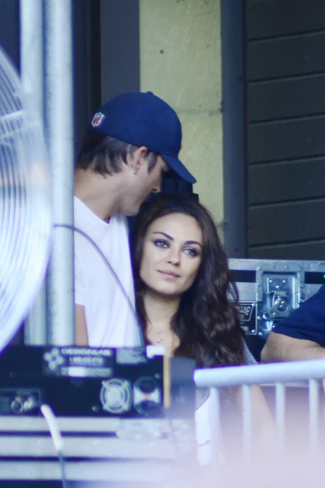 Ashton Kutcher dan Mila Kunis @ showbizspy.com
